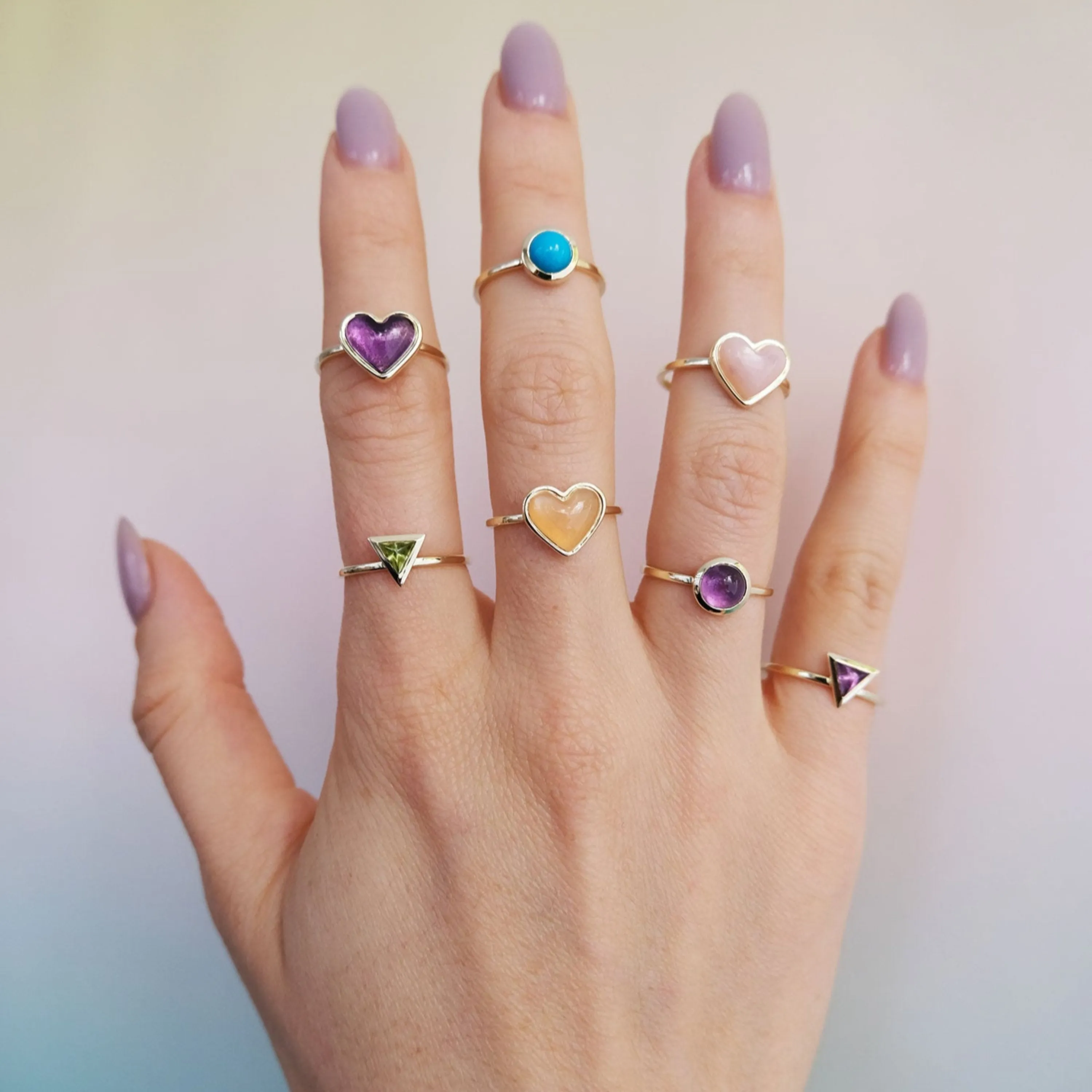 Circle sticker ring yellow gold with lavender chalcedony