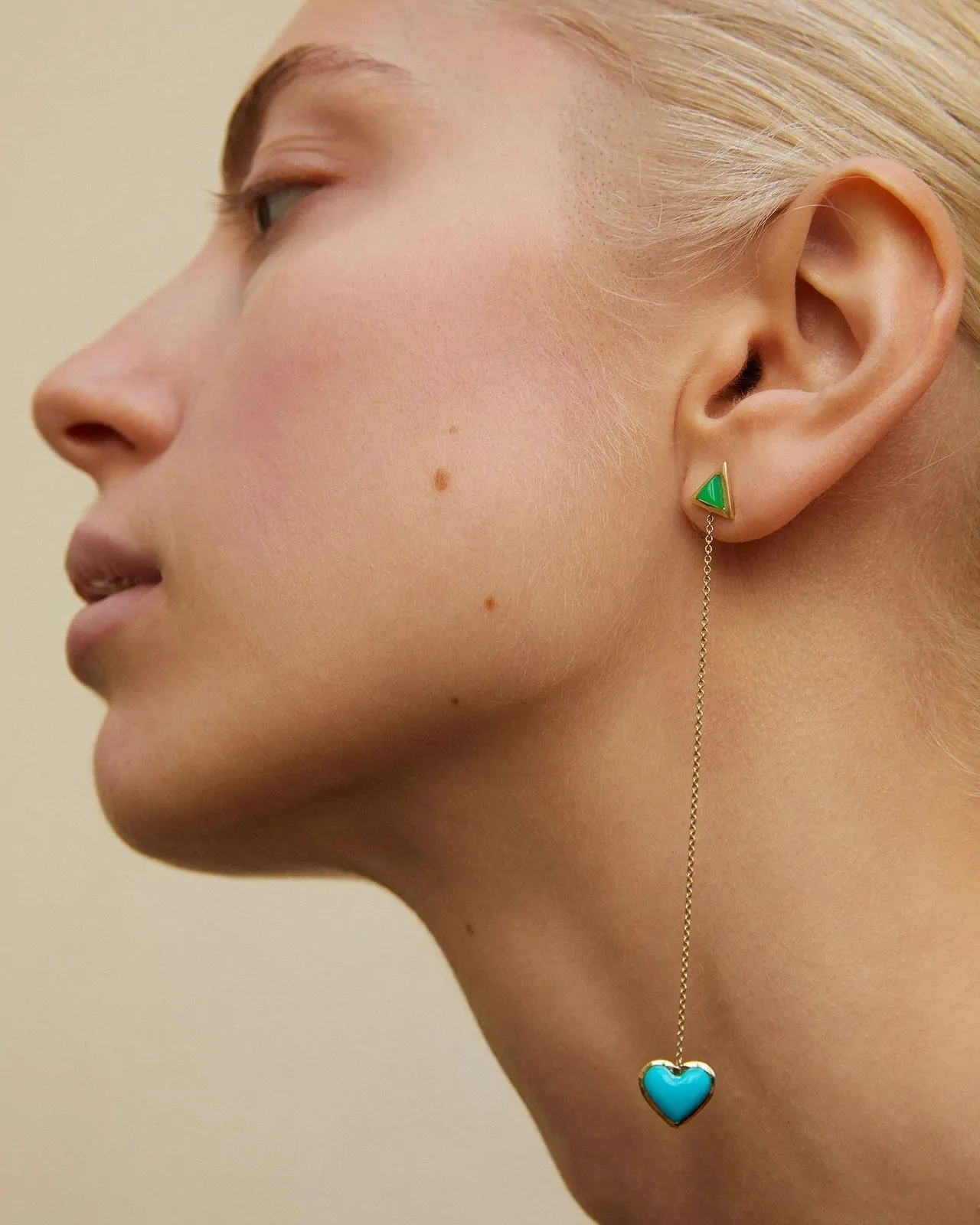 Love sticker chain earrings yellow gold with chrysoprase and peridot