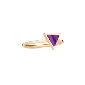 Triangle sticker ring yellow gold with amethyst